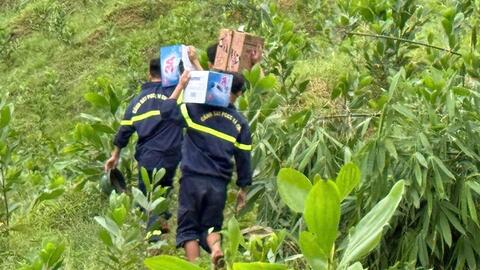Công an Thanh Hóa băng rừng, vượt núi tiếp tế nhu yếu phẩm cho người dân