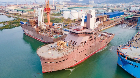 Hạ thủy tàu dịch vụ điện gió ngoài khơi hiện đại