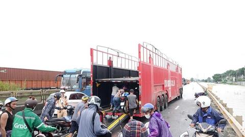 Thanh Hóa: Quốc lộ 1A nhiều đoạn ngập sâu, xe máy 'quá giang' xe tải để vượt qua