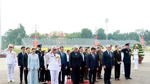 Toàn quyền Australia Sam Mostyn vào Lăng viếng Chủ tịch Hồ Chí Minh