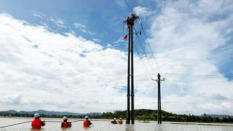 Đắk Lắk: Cán bộ ngành điện ngâm mình dưới nước nối đường dây