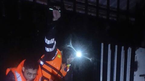 Gia Lai: Các cán bộ chiến sĩ dầm mình trong nước cứu dân