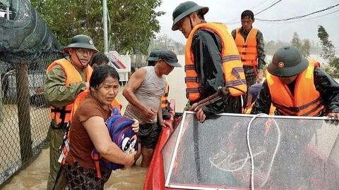 Gia Lai: Xe thiết giáp lên đường, bộ đội chạy đua ứng cứu người dân