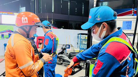 Giá xăng dầu hôm nay 16/1/2026: Giảm sâu gần 5%