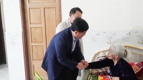 Thành phố Huế: Trao hàng ngàn suất quà Tết cho người dân