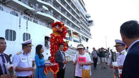 Khánh Hòa đón 800 du khách trên tàu biển hạng sang Seven Seas Explorer