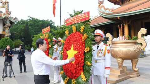 Chủ tịch Quốc hội tri ân các Anh hùng Liệt sỹ, Mẹ anh hùng tại TPHCM