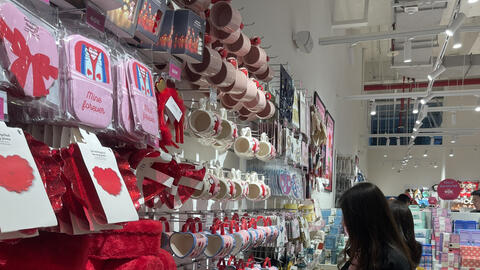 Thị trường hoa tươi, quà tặng ‘tăng nhiệt’ ngày Quốc tế Phụ nữ 8/3