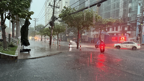 Nhiều khu vực trên cả nước có mưa, cần đề phòng lốc, sét và gió giật mạnh