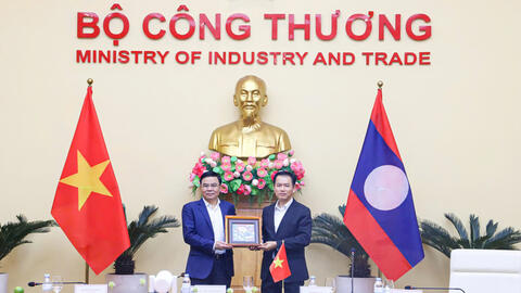 Quyền Bộ trưởng Lê Mạnh Hùng làm việc với Bộ trưởng Bộ Công Thương Lào