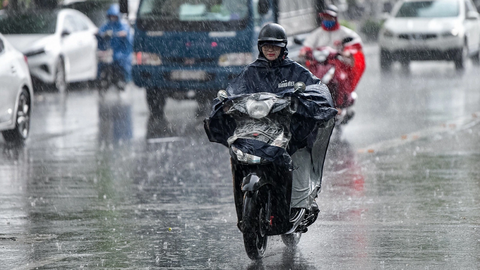 Thời tiết ngày 17/6: Bắc Bộ và Nam Bộ có mưa to, Trung Bộ tiếp tục nắng nóng