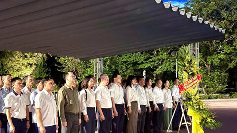 Đoàn công tác Bộ Công Thương dâng hương tưởng niệm các Anh hùng liệt sĩ tại Quảng Trị
