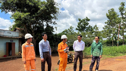Đưa dòng điện đến vùng khó, mở cơ hội phát triển cho đồng bào