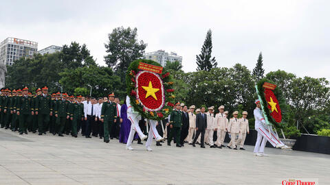 Lãnh đạo TP. Hồ Chí Minh dâng hoa, dâng hương tưởng nhớ các Anh hùng liệt sĩ