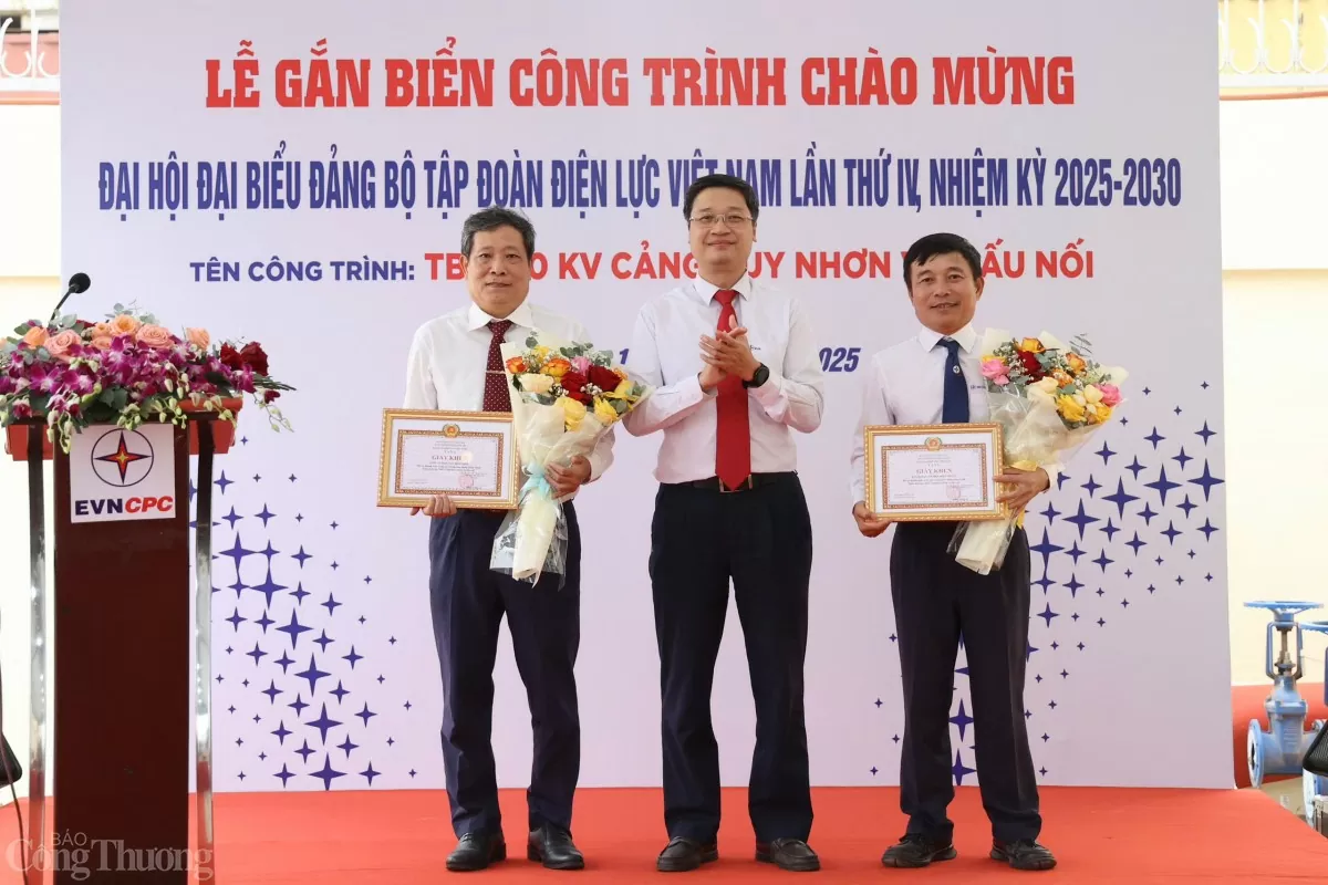 Đồng chí Trịnh Mai Phương - Ủy viên BTV Đảng ủy, Trưởng ban Tuyên giáo Đảng ủy, Trưởng Ban Truyền thông EVN trao Giấy khen của BTV Đảng ủy EVN cho các tập thể trong EVNCPC vì đã có thành tích xuất sắc trong xây dựng công trình