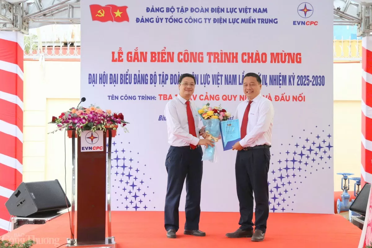 Đồng chí Trịnh Mai Phương - Ủy viên BTV Đảng ủy, Trưởng ban Tuyên giáo Đảng ủy, Trưởng Ban Truyền thông EVN (bên trái) trao Quyết định công nhận công trình chào mừng Đại hội Đảng bộ EVN lần thứ IV