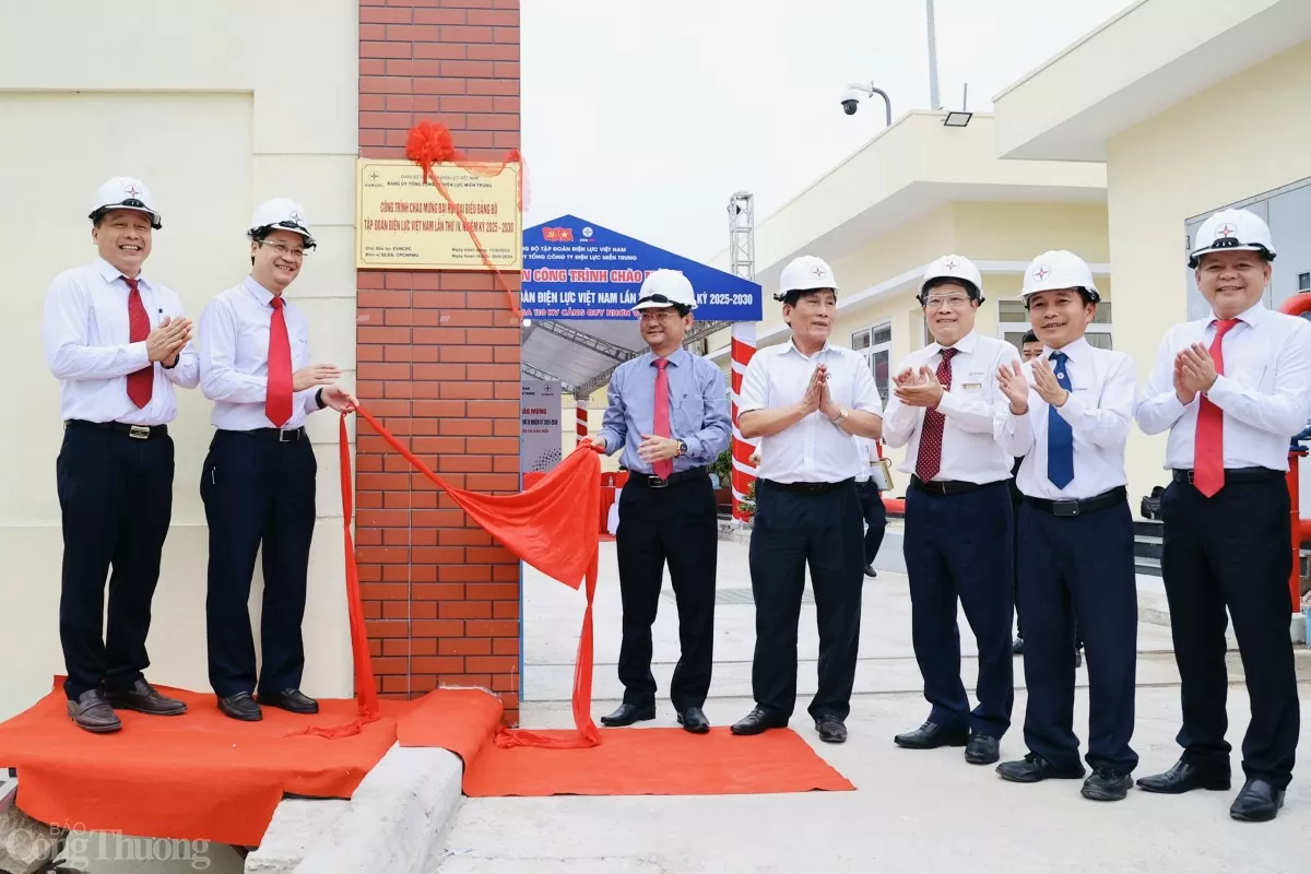Các đại biểu thực hiện nghi thức gắn biển công trình