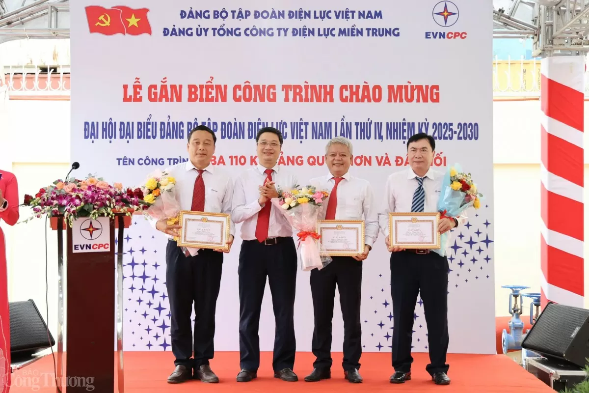Các cá nhân trong Đảng bộ EVNCPC nhận Giấy khen của BTV Đảng ủy EVN có thành tích xuất sắc trong xây dựng công trình
