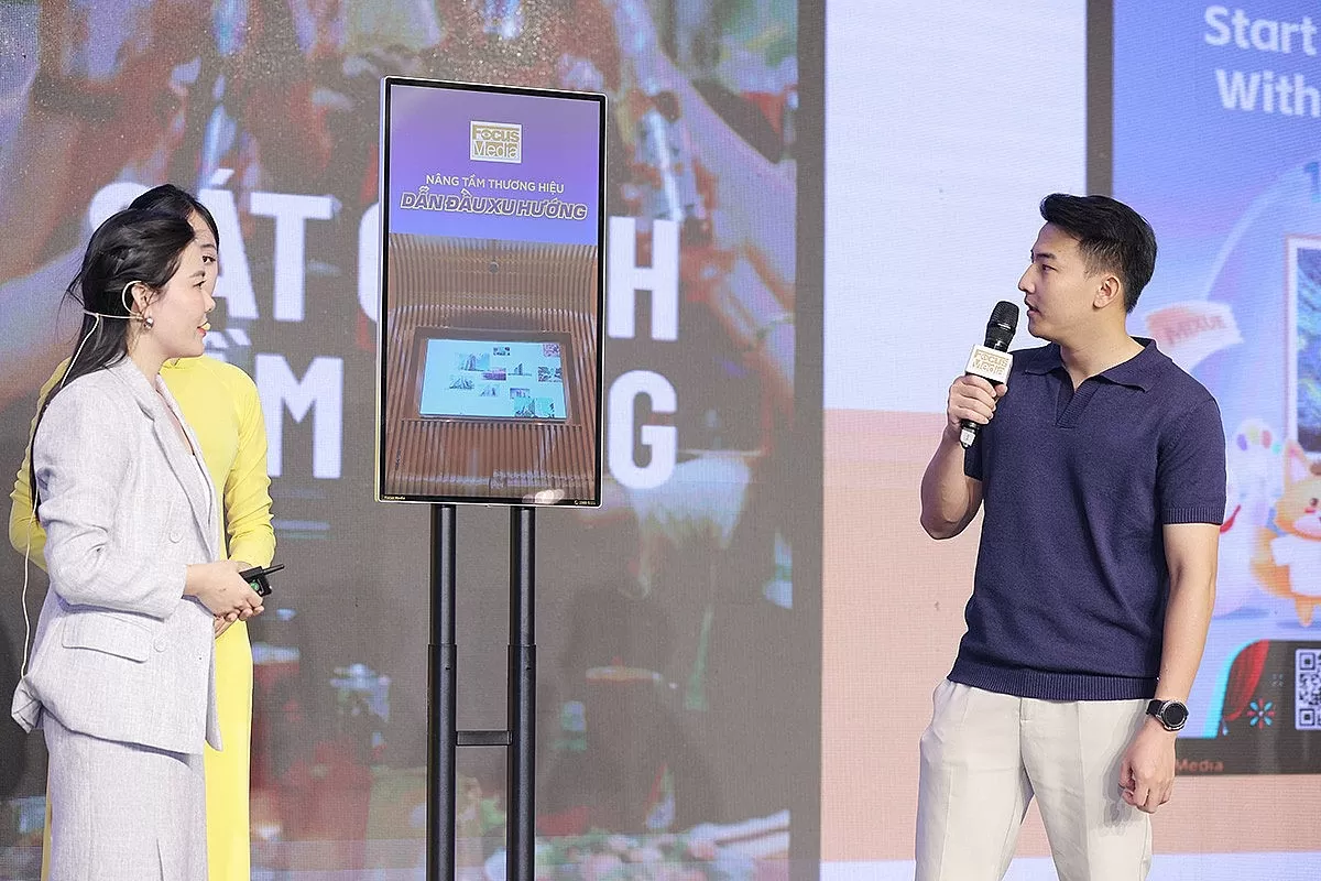 Khách hàng ấn tượng với sản phẩm màn hình mới của Focus Media Việt Nam tại sự kiện ra mắt