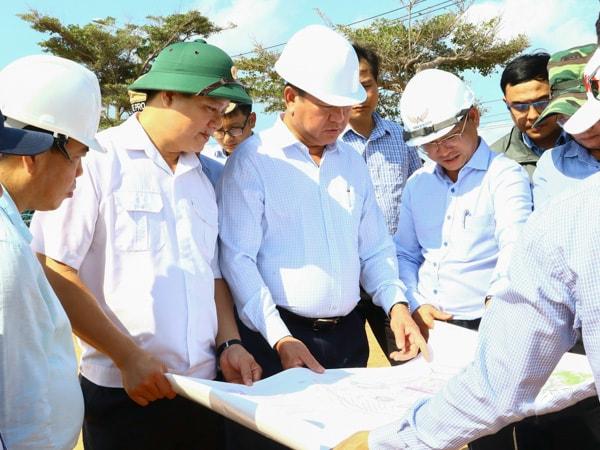 Đồng chí Trần Quốc Nam, Phó Bí thư Tỉnh ủy, Chủ tịch UBND tỉnh khảo sát tại vị trí vùng lõi dự kiến xây dựng Nhà máy điện hạt nhân Ninh Thuận 1 thuộc thôn Vĩnh Trường, xã Phước Dinh.