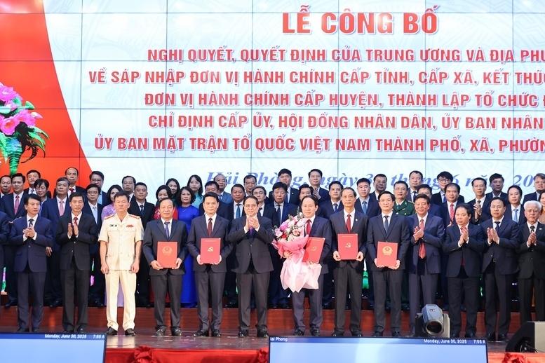 Thủ tướng trao các quyết định cho các đồng chí lãnh đạo TP. Hải Phòng - Ảnh: VGP/Nhật Bắc