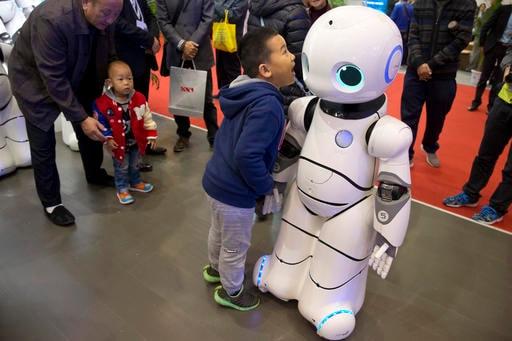 Robot hình người đang được Trung Quốc đẩy mạnh ứng dụng trong hầu hết các ngành kinh tế (Ảnh: AP)