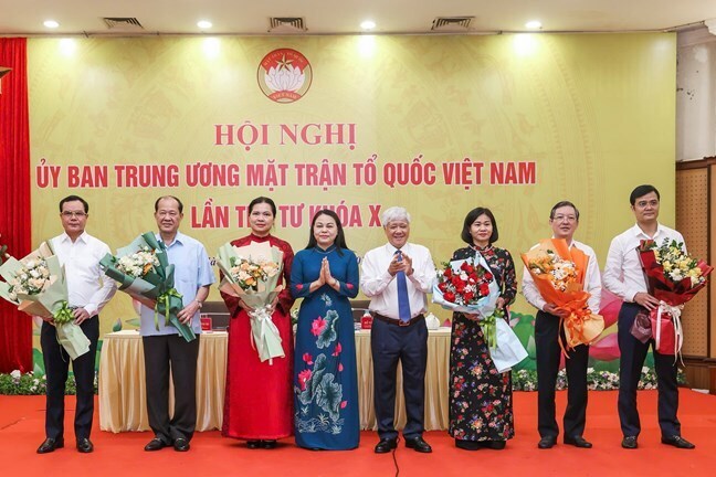 Chủ tịch Ủy ban Trung ương Mặt trận Tổ quốc Việt Nam Đỗ Văn Chiến và Phó Chủ tịch, Tổng Thư ký Ủy ban Trung ương Mặt trận Tổ quốc Việt Nam Nguyễn Thị Thu Hà tặng hoa chúc mừng các vị Ủy viên Đoàn Chủ tịch được hiệp thương cử giữ chức Phó Chủ tịch Ủy ban Trung ương Mặt trận Tổ quốc Việt Nam khóa X. Ảnh: Quang Vinh.