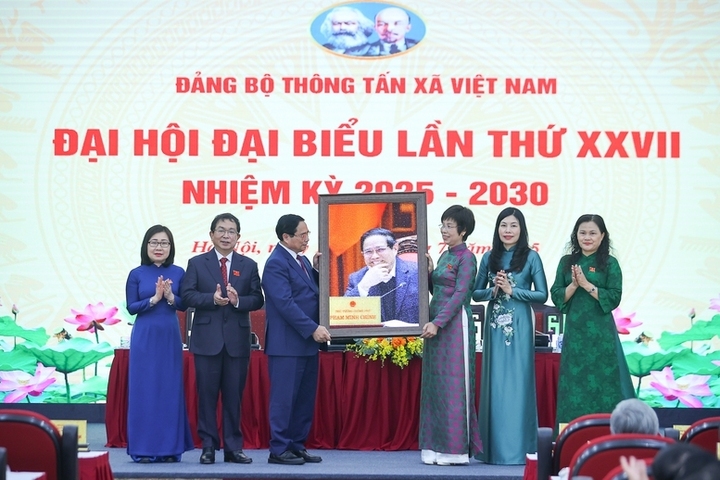Tổng Giám đốc TTXVN Vũ Việt Trang và các Phó Tổng Giám đốc tặng ảnh lưu niệm Thủ tướng Phạm Minh Chính - Ảnh: VGP/Nhật Bắc