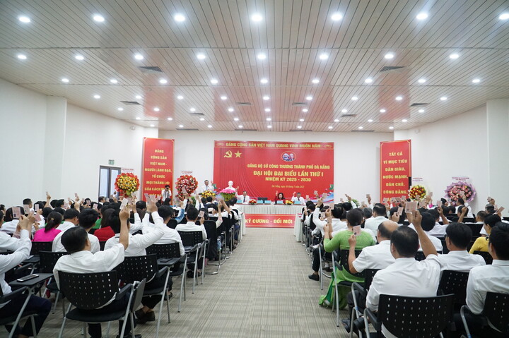 Các đại biểu biểu quyết thông qua Nghị quyết Đại hội. Ảnh: Vũ Lê