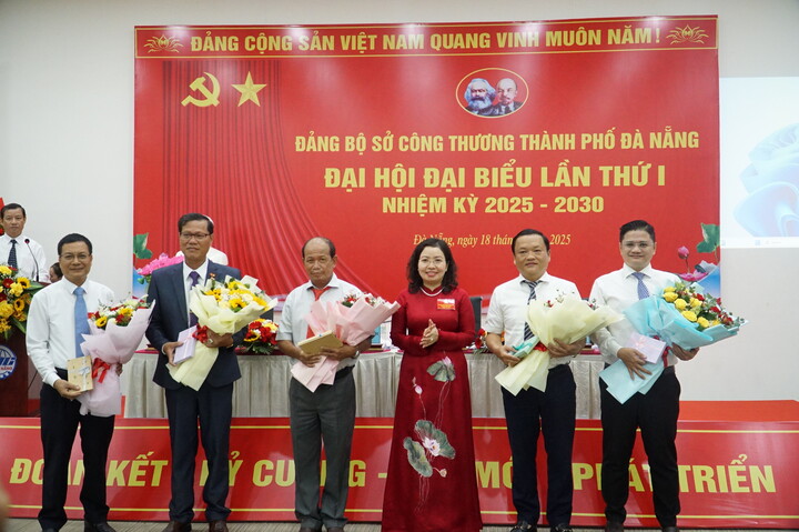 Giám đốc Sở Công Thương thành phố Đà Nẵng Lê Thị Kim Phương tặng hoa tri ân những các đồng chí Ủy viên Ban chấp hành nhiệm kỳ 2020 - 2025 không tái cử. Ảnh: Vũ Lê