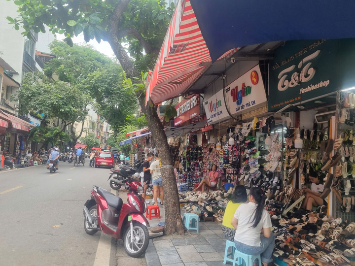 Các cửa hàng kinh doanh thời trang giày dép đã đồng loạt mở cửa bán hàng trở lại. Ảnh: Đình Quyên