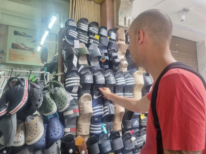 Một số khách du lịch tỏ ra băn khoăn về chất lượng các sản phẩm có dấu hiệu giả mạo thương hiệu Nike. Ảnh: Đình Quyên