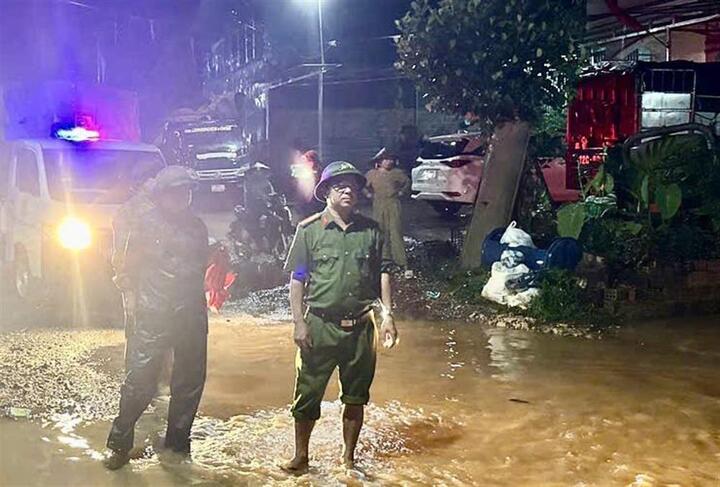 Lực lượng công an xã thuộc Công an tỉnh Bắc Ninh đã được huy động đồng loạt xuống cơ sở trong đêm 21/7 để kiểm tra, rà soát các khu vực có nguy cơ ảnh hưởng cao do bão số 3. Ảnh: Nguyễn Anh