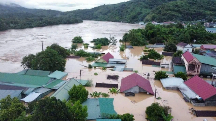 Xã Tương Dương, nằm liền kề sông Cả (sông Lam) đang bị lũ. Ảnh: Bá Thăng