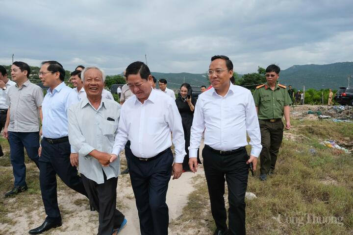 Tham gia đoàn công tác còn có Thứ trưởng Bộ Công Thương Nguyễn Hoàng Long (đeo kính, lề phải)