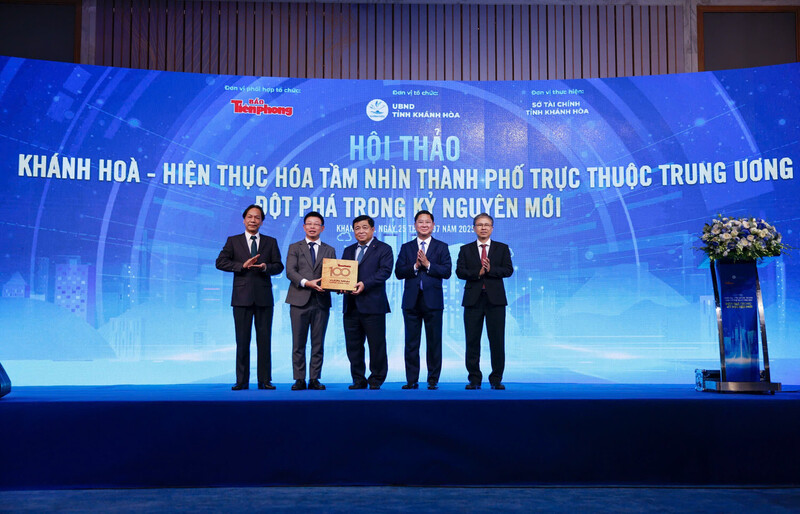 Phó Thủ tướng Nguyễn Chí Dũng dự và chỉ đạo tại Hội thảo “Khánh Hòa - Hiện thực hóa tầm nhìn thành phố trực thuộc Trung ương - Đột phá trong kỷ nguyên mới”. Ảnh: Duy Minh