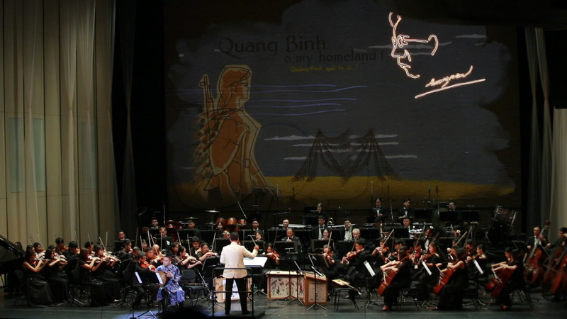 Nhạc trưởng Lê Phi Phi chỉ huy đêm nhạc.