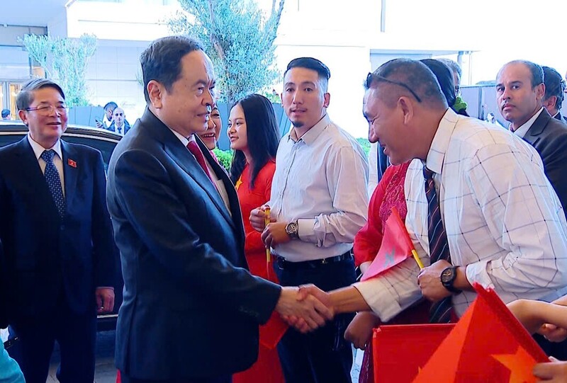 Cán bộ, nhân viên Đại sứ quán Việt Nam tại Maroc cùng bà con người Việt Nam đón Chủ tịch Quốc hội Trần Thanh Mẫn và Phu nhân