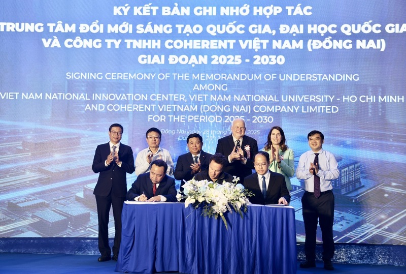 Phó Thủ tướng Nguyễn Chí Dũng và các đại biểu chứng kiến lễ ký Bản ghi nhớ hợp tác giữa Trung tâm Đổi mới sáng tạo Quốc gia và Công ty TNHH Coherent Việt Nam - Ảnh: VGP/Thu Sa
