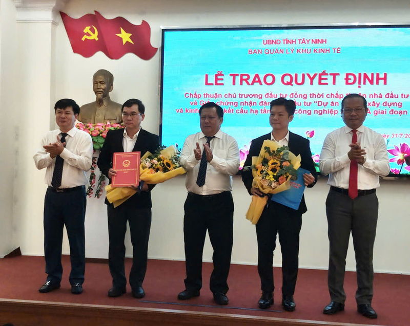 UBND tỉnh Tây Ninh tổ chức Lễ trao quyết định chấp thuận chủ trương đầu tư và giấy chứng nhận đầu tư đối với dự án mở rộng Khu công nghiệp Xuyên Á giai đoạn 3. Ảnh: Huỳnh Du