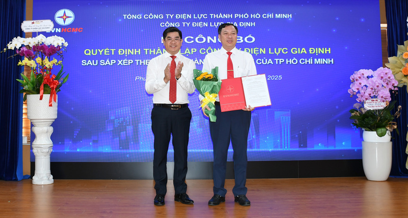 Ông Bùi Hải Thành - Phó Tổng Giám đốc Tổng công ty Điện lực TP. Hồ Chí Minh trao quyết định thành lập Công ty Điện lực Gia Định cho ông Vương Quốc Minh - Giám đốc công ty. Ảnh: Minh Khuê.