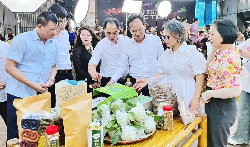 Phó Chủ tịch UBND tỉnh Bắc Ninh Phạm Văn Thịnh cùng các tiktoker nổi tiếng livestream bán nông sản tại xã Phúc Hòa. Ảnh: BN