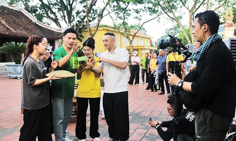 Buổi livestream góp phần tiêu thụ nông sản cho bà con đồng thời lan tỏa tư duy khởi nghiệp, tinh thần đổi mới sáng tạo trong hoạt động sản xuất, kinh doanh thời đại công nghệ số. Ảnh: BN