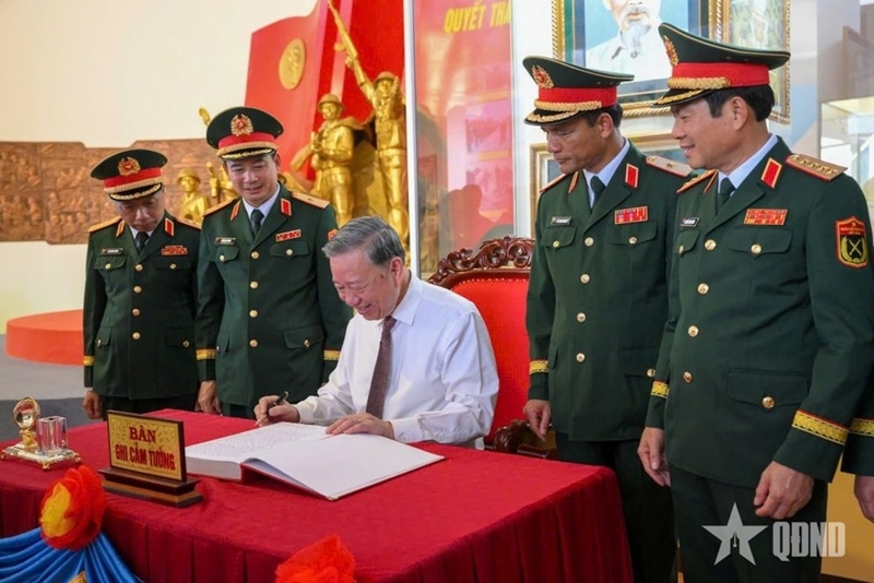 Tổng Bí thư Tô Lâm ghi sổ vàng truyền thống Quân đoàn 12. Ảnh: QĐND