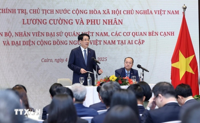 Chủ tịch nước Lương Cường nói chuyện với cán bộ, nhân viên Đại sứ quán, các cơ quan và đại diện cộng đồng người Việt Nam tại Ai Cập. Ảnh: Lâm Khánh/TTXVN