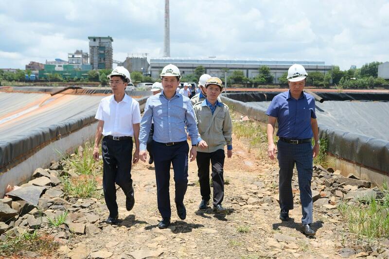 Đoàn công tác của Bộ Công Thương do ông Trịnh Văn Thuận (áo sơ mi, đi giữa), Phó Cục trưởng Cục Kỹ thuật an toàn và Môi trường công nghiệp, Chánh Văn phòng Thường trực Ban Chỉ huy PTDS, PCTT&TKCN (Bộ Công Thương) làm trưởng đoàn. Ảnh: Lê Sơn