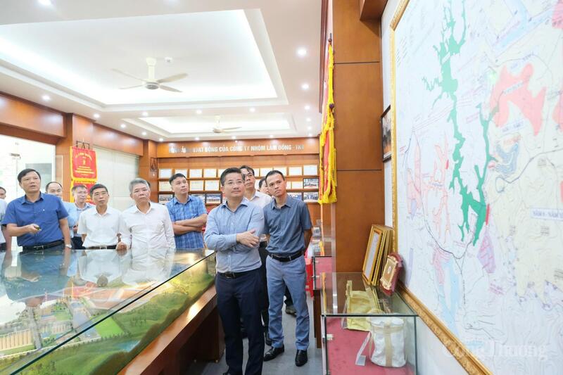 Đoàn công tác tham quan Công ty TNHH MTV Nhôm Lâm Đồng - TKV. Ảnh: Lê Sơn
