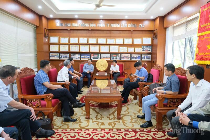Đoàn công tác trao đổi thông tin với đại diện Tập đoàn TKV và Công ty TNHH MTV Nhôm Lâm Đồng - TKV. Ảnh: Lê Sơn