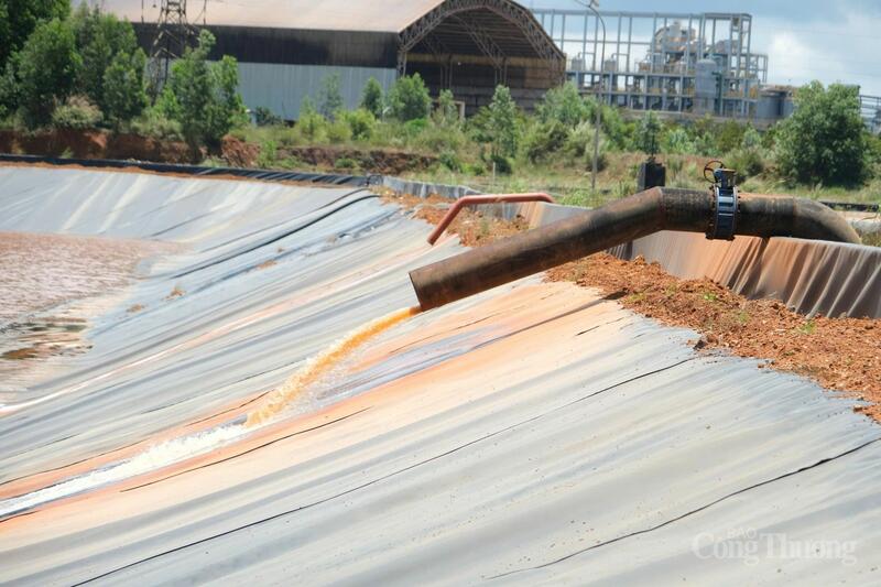 Các khoang chứa bùn đỏ. Ảnh: Lê Sơn