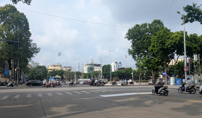 Đoạn đường Hùng Vương được mở rộng sau khi cơ quan chức năng tiến hành phá dỡ công trình tại 61 Trần Phú, tạo một dáng vẻ phong quang tại tuyến đường quan trọng bậc nhất của Thủ đô Hà Nội. Ảnh QL